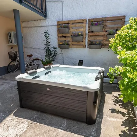 Apartment Self Check-in With Jacuzzi